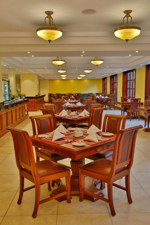 SAROVA WOODLANDS HOTEL & SPA